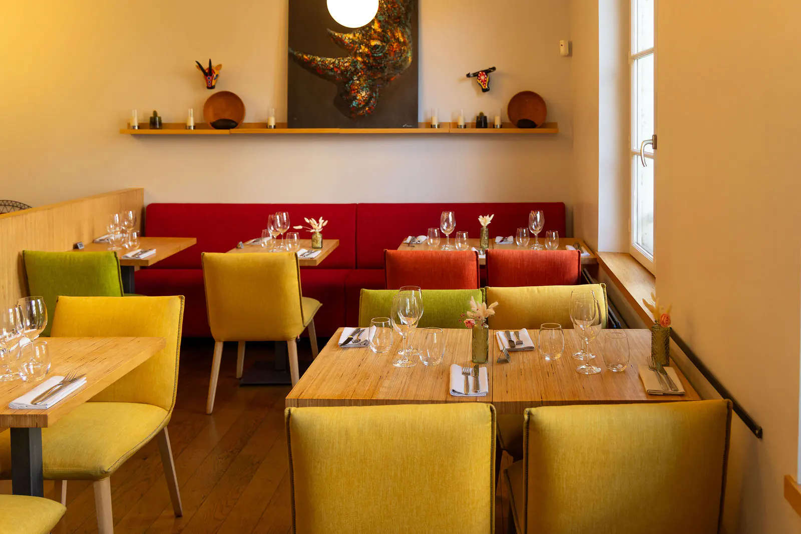 Warmer Innenraum des Restaurants Masama