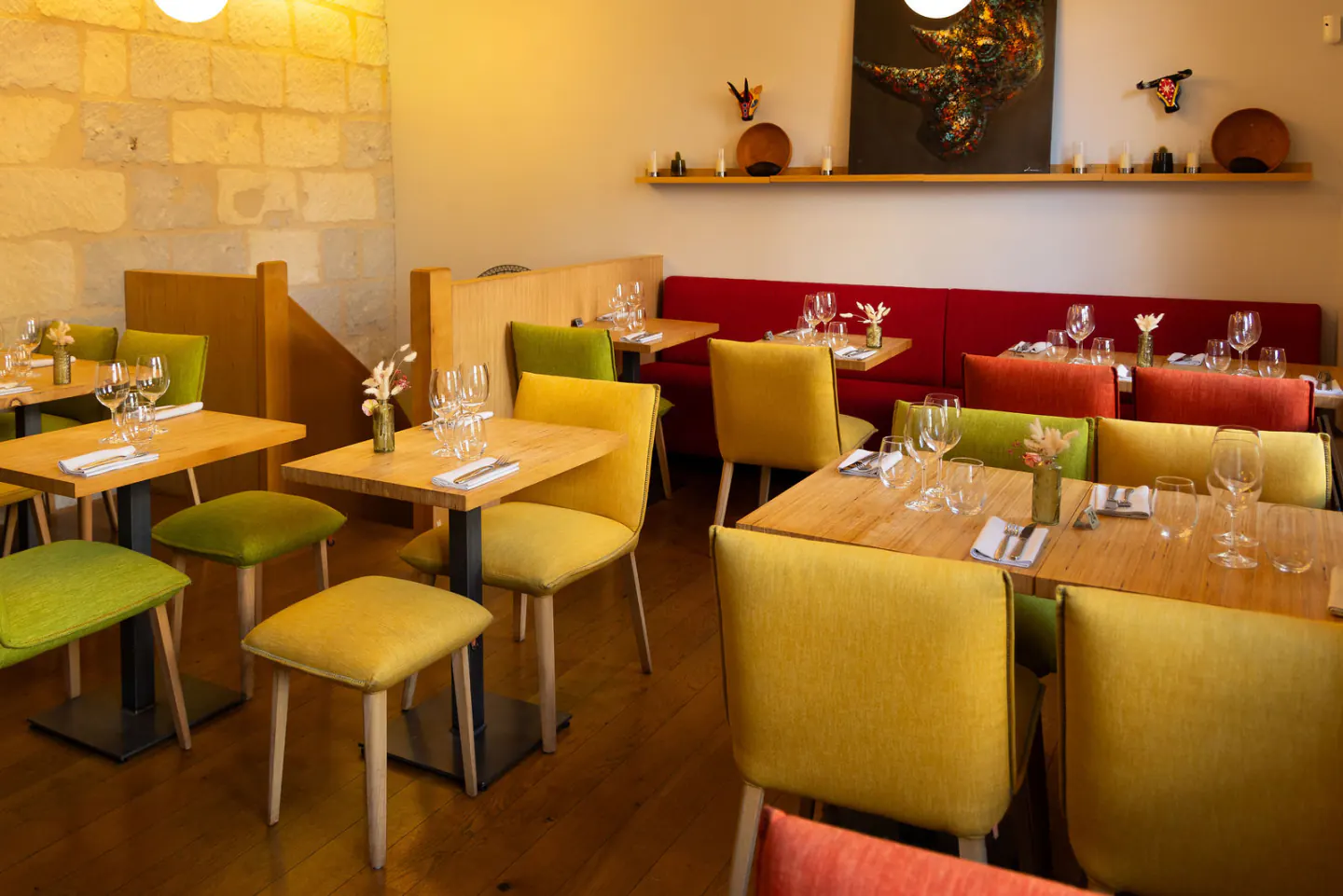 Sala del ristorante Masama a Saumur, panca rossa e sedie colorate