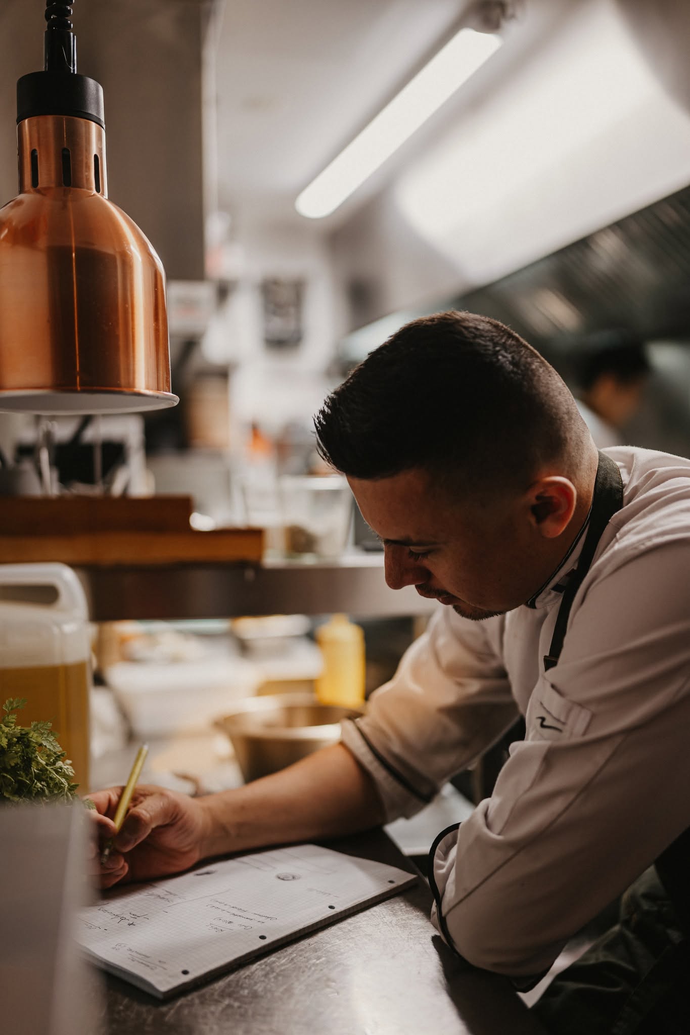 Le chef Marlon Medina en préparation de la carte